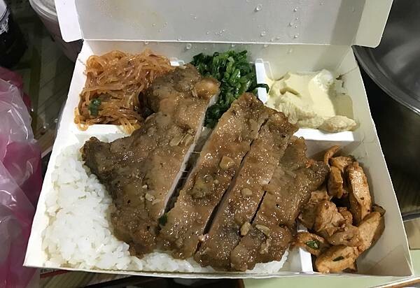 （善導寺便當）小李便當店～平日中午限定隱藏版便當！超大份量多重主菜 配菜都好吃～招牌小雞飯不可錯過！