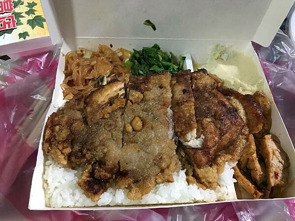 （善導寺便當）小李便當店～平日中午限定隱藏版便當！超大份量多重主菜 配菜都好吃～招牌小雞飯不可錯過！