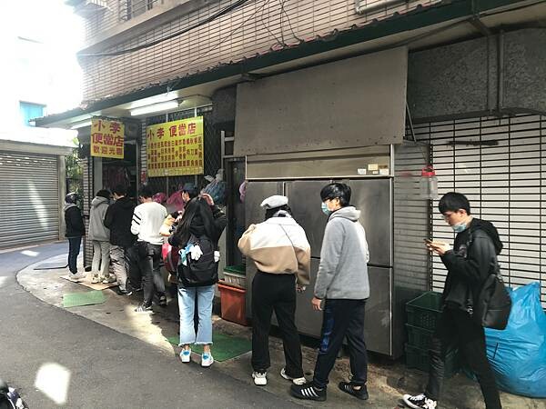 （善導寺便當）小李便當店～平日中午限定隱藏版便當！超大份量多重主菜 配菜都好吃～招牌小雞飯不可錯過！