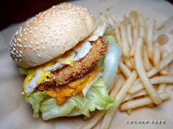 黃金泡菜春雞漢堡-琴玲早午餐 (2).jpg