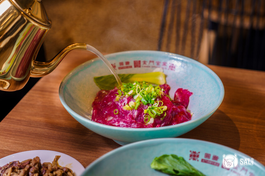 圓頭肉乾金城榮泰店｜金門美食，創始鮮沖溫體酒糟牛肉麵，小菜吃到飽