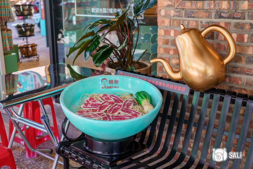 圓頭肉乾金城榮泰店｜金門美食，創始鮮沖溫體酒糟牛肉麵，小菜吃到飽