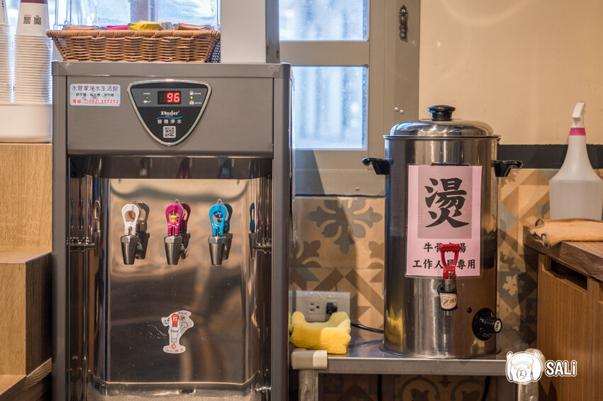 圓頭肉乾金城榮泰店｜金門美食，創始鮮沖溫體酒糟牛肉麵，小菜吃到飽