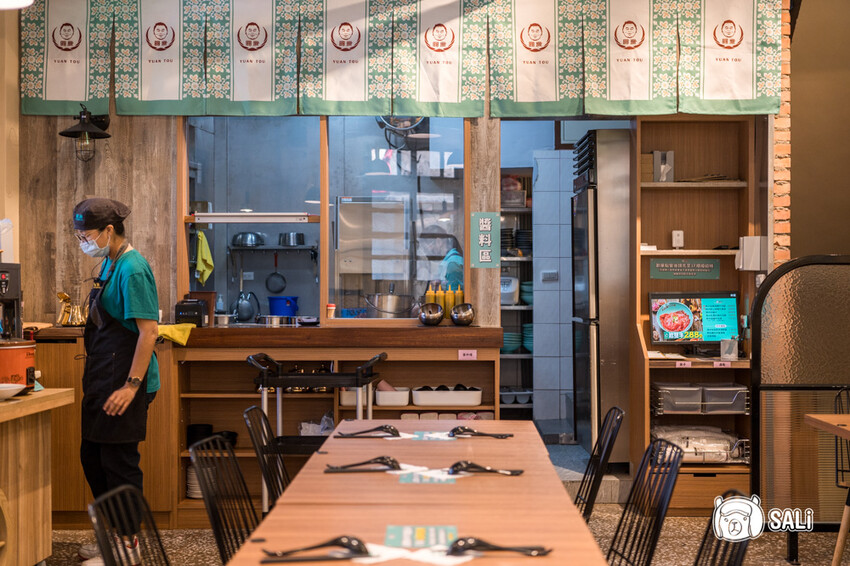 圓頭肉乾金城榮泰店｜金門美食，創始鮮沖溫體酒糟牛肉麵，小菜吃到飽