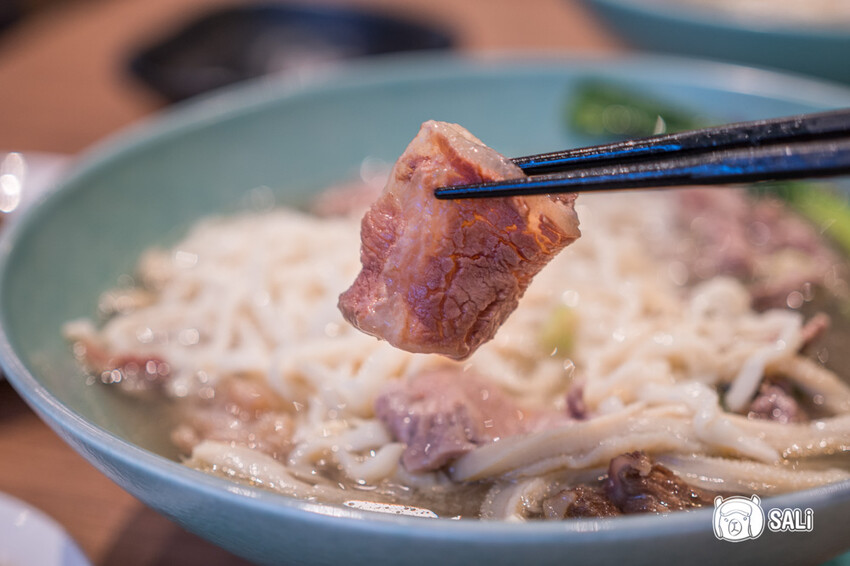 圓頭肉乾金城榮泰店｜金門美食，創始鮮沖溫體酒糟牛肉麵，小菜吃到飽