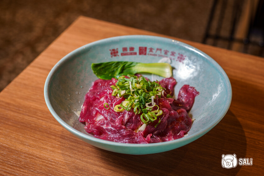 圓頭肉乾金城榮泰店｜金門美食，創始鮮沖溫體酒糟牛肉麵，小菜吃到飽