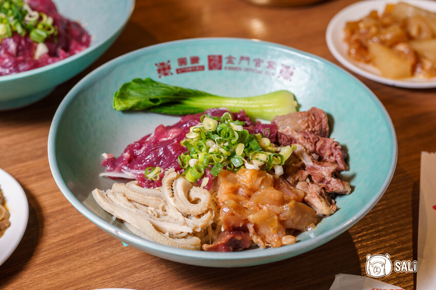 圓頭肉乾金城榮泰店｜金門美食，創始鮮沖溫體酒糟牛肉麵，小菜吃到飽