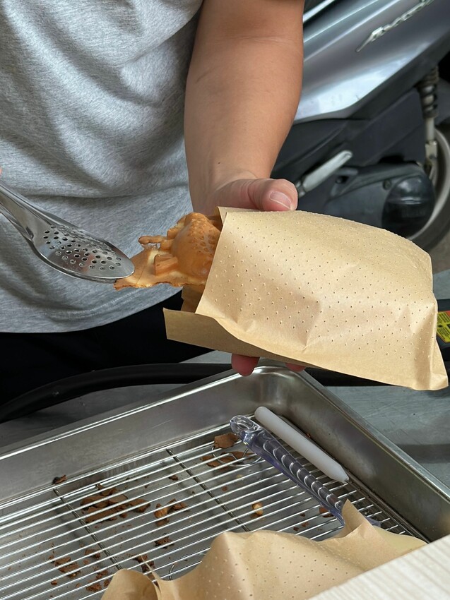 [桃園中壢] 恐龍愛吃雞蛋糕｜脆皮雞蛋糕｜麵糊不加一滴水｜6隻超可愛的恐龍造型｜外酥內Ｑ｜內附價目表 - 萍姐愛分享