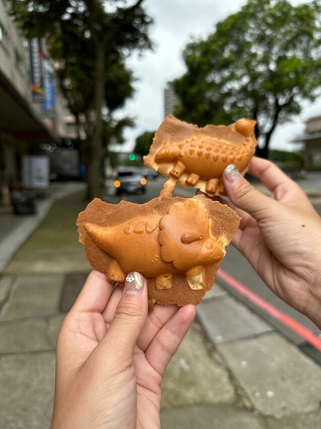 [桃園中壢] 恐龍愛吃雞蛋糕｜脆皮雞蛋糕｜麵糊不加一滴水｜6隻超可愛的恐龍造型｜外酥內Ｑ｜內附價目表 - 萍姐愛分享