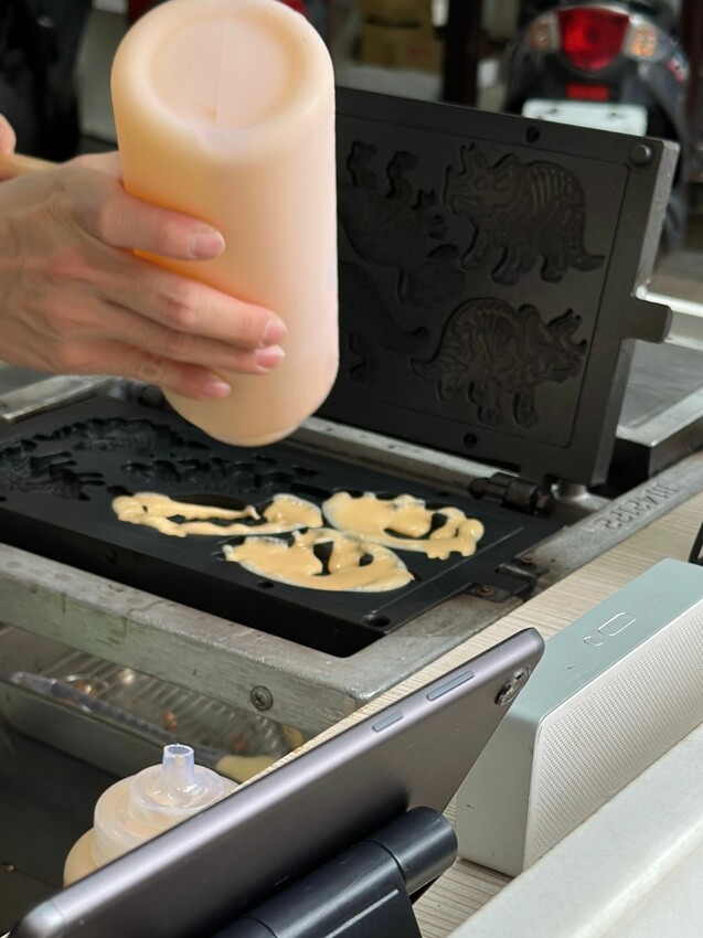 [桃園中壢] 恐龍愛吃雞蛋糕｜脆皮雞蛋糕｜麵糊不加一滴水｜6隻超可愛的恐龍造型｜外酥內Ｑ｜內附價目表 - 萍姐愛分享