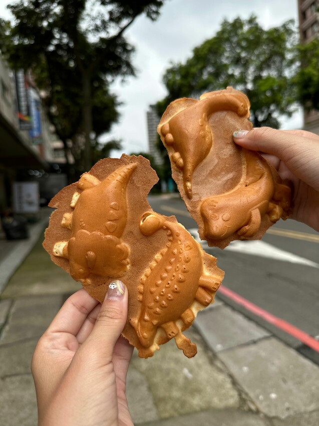 [桃園中壢] 恐龍愛吃雞蛋糕｜脆皮雞蛋糕｜麵糊不加一滴水｜6隻超可愛的恐龍造型｜外酥內Ｑ｜內附價目表 - 萍姐愛分享