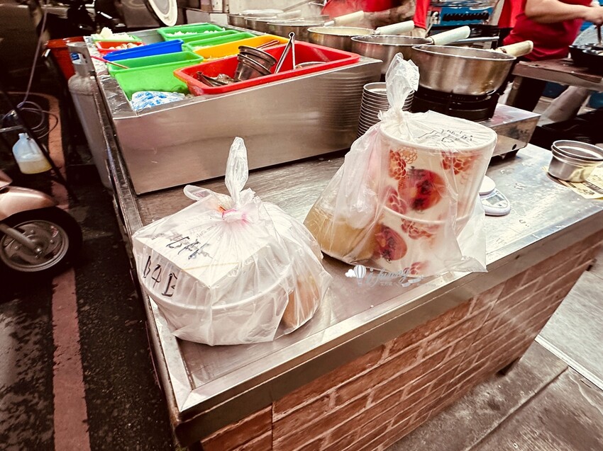 台中美食推薦粥狂浮誇雙龍海鮮粥向上店，龍出海必吃。