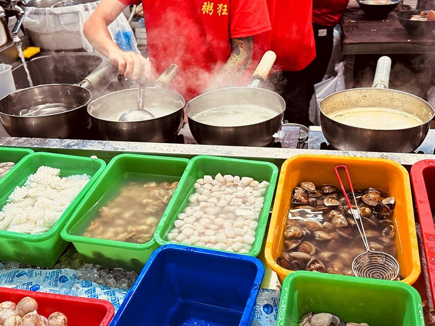 台中美食推薦粥狂浮誇雙龍海鮮粥向上店，龍出海必吃。