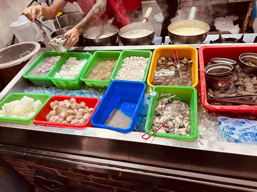 台中美食推薦粥狂浮誇雙龍海鮮粥向上店，龍出海必吃。