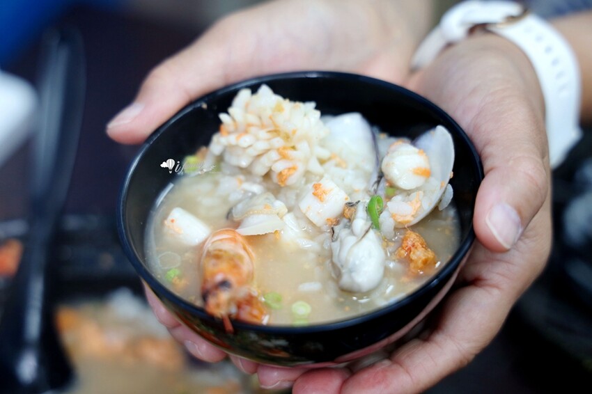 台中美食推薦粥狂浮誇雙龍海鮮粥向上店，龍出海必吃。