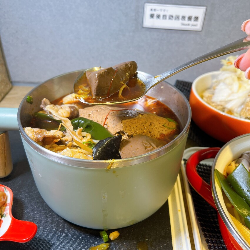 中原大學新開幕的麻辣燙—火漂火辣麻辣食堂，酸辣粉、螺螄粉、臭豆腐鴨血通通有，香辣入味口口都勾人味蕾