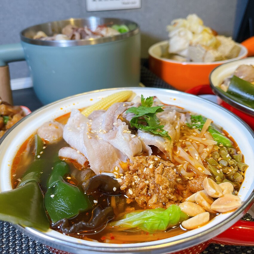 中原大學新開幕的麻辣燙—火漂火辣麻辣食堂，酸辣粉、螺螄粉、臭豆腐鴨血通通有，香辣入味口口都勾人味蕾