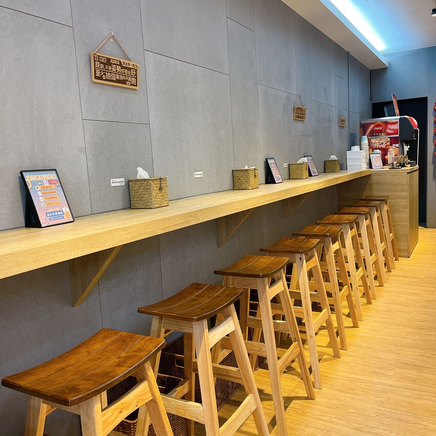 中原大學新開幕的麻辣燙—火漂火辣麻辣食堂，酸辣粉、螺螄粉、臭豆腐鴨血通通有，香辣入味口口都勾人味蕾