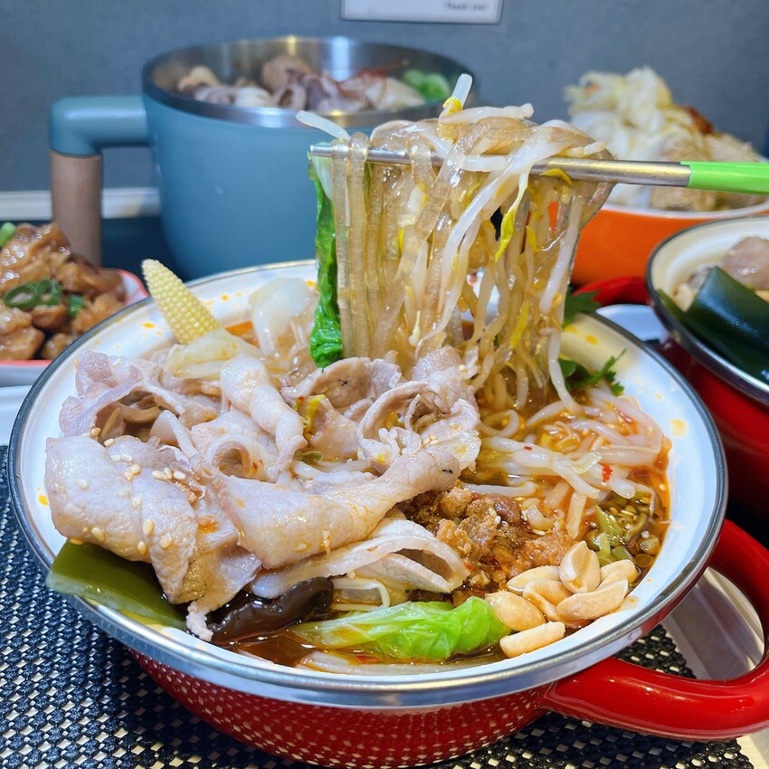 中原大學新開幕的麻辣燙—火漂火辣麻辣食堂，酸辣粉、螺螄粉、臭豆腐鴨血通通有，香辣入味口口都勾人味蕾