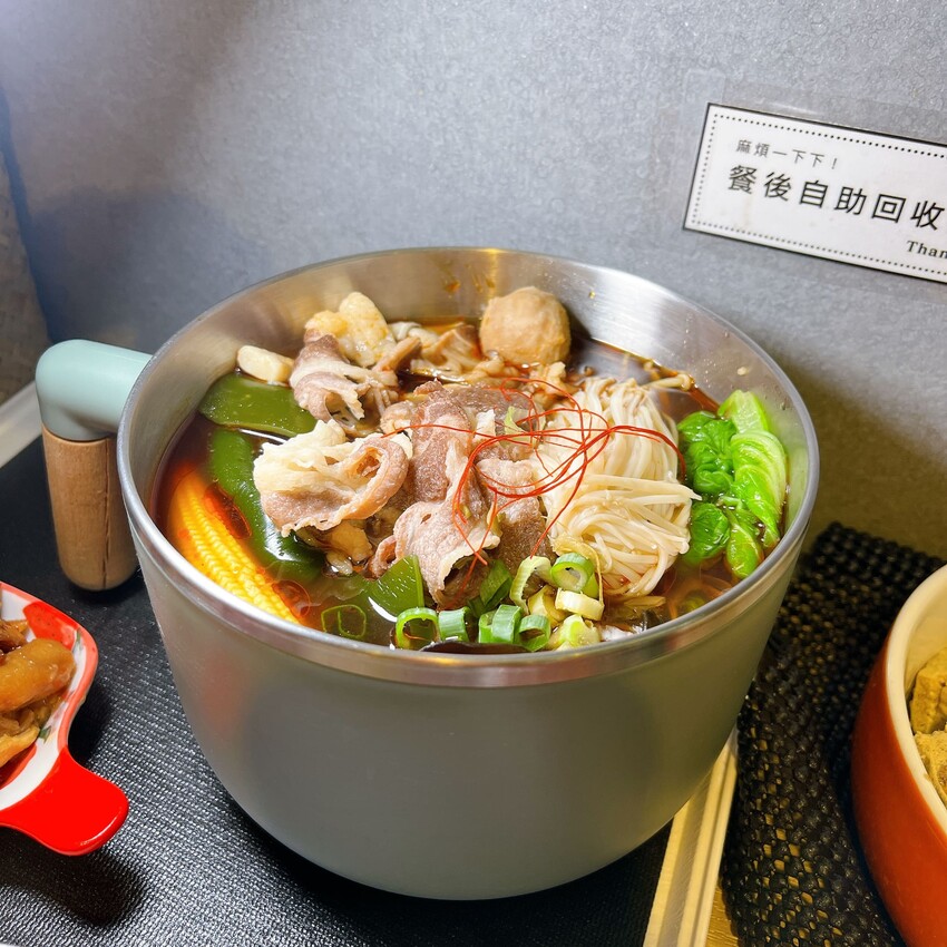 中原大學新開幕的麻辣燙—火漂火辣麻辣食堂，酸辣粉、螺螄粉、臭豆腐鴨血通通有，香辣入味口口都勾人味蕾