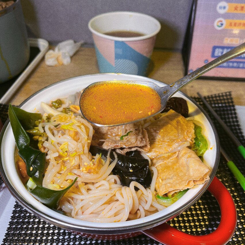 中原大學新開幕的麻辣燙—火漂火辣麻辣食堂，酸辣粉、螺螄粉、臭豆腐鴨血通通有，香辣入味口口都勾人味蕾