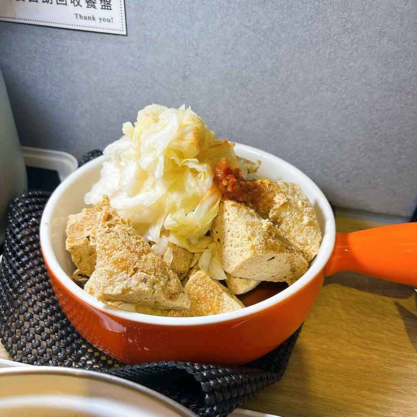 中原大學新開幕的麻辣燙—火漂火辣麻辣食堂，酸辣粉、螺螄粉、臭豆腐鴨血通通有，香辣入味口口都勾人味蕾