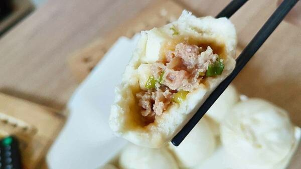 龍口小籠包｜比一般大三倍以上的超大顆小籠包，吃起來超有爽度
