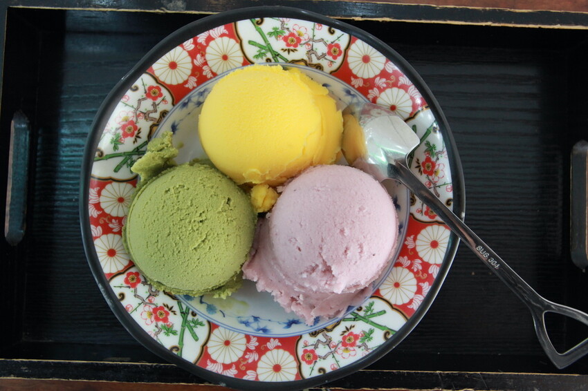 吃。台南美食｜中西區。「榕樹下璞味綿綿冰－河樂店」新店報報!!!!文青風用餐氛圍享用透心涼綿綿冰「榕樹下