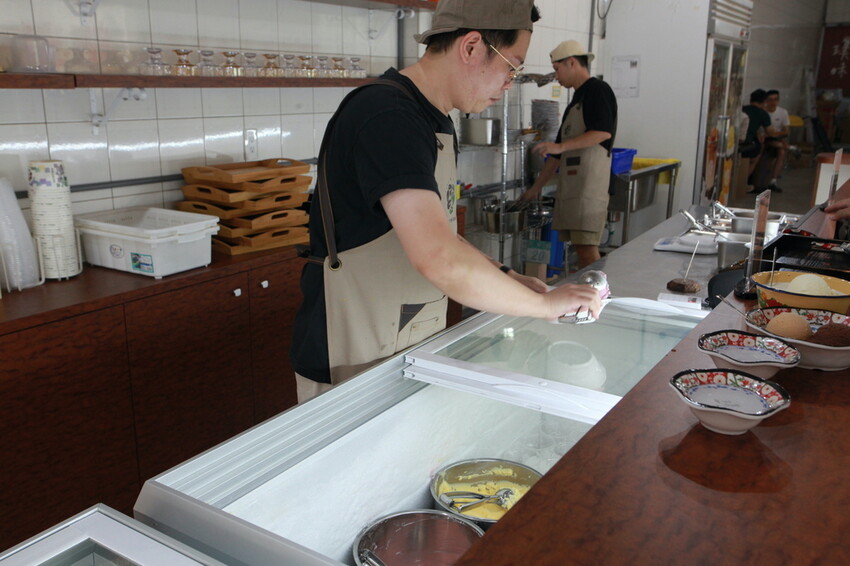 吃。台南美食｜中西區。「榕樹下璞味綿綿冰－河樂店」新店報報!!!!文青風用餐氛圍享用透心涼綿綿冰「榕樹下