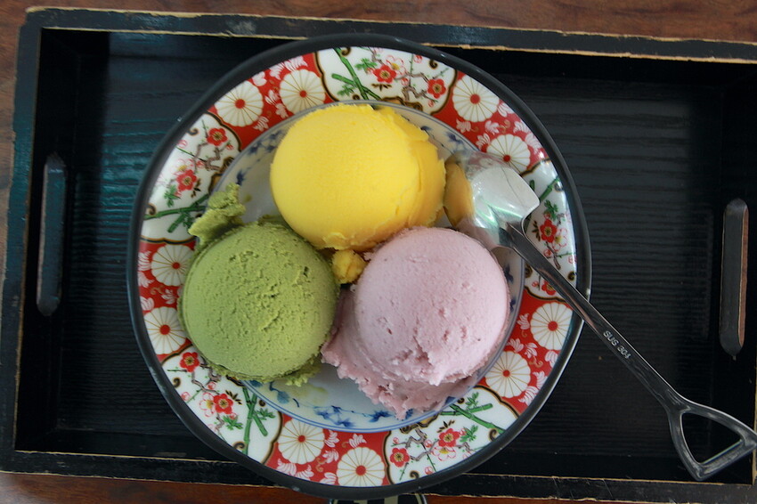 吃。台南美食｜中西區。「榕樹下璞味綿綿冰－河樂店」新店報報!!!!文青風用餐氛圍享用透心涼綿綿冰「榕樹下