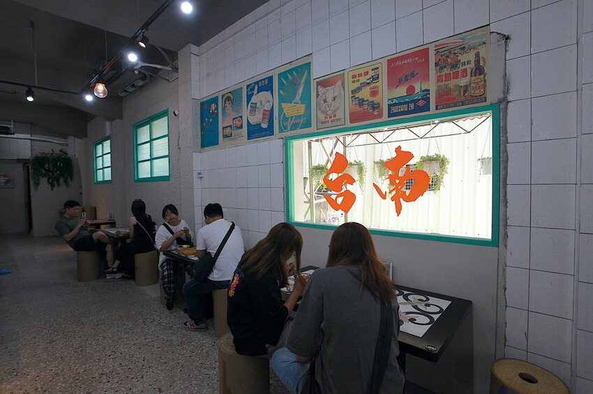 吃。台南美食｜中西區。「榕樹下璞味綿綿冰－河樂店」新店報報!!!!文青風用餐氛圍享用透心涼綿綿冰「榕樹下