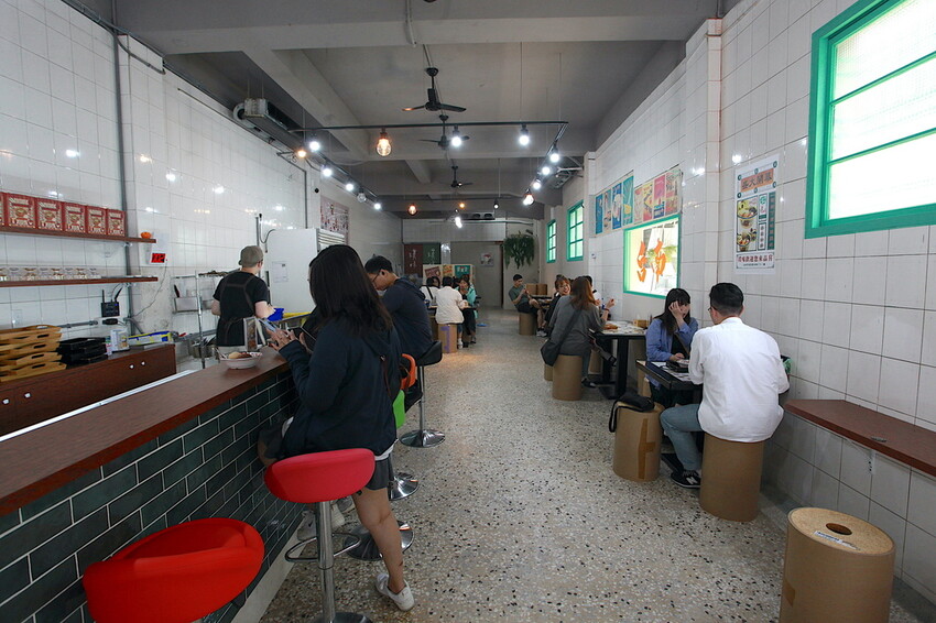 吃。台南美食｜中西區。「榕樹下璞味綿綿冰－河樂店」新店報報!!!!文青風用餐氛圍享用透心涼綿綿冰「榕樹下