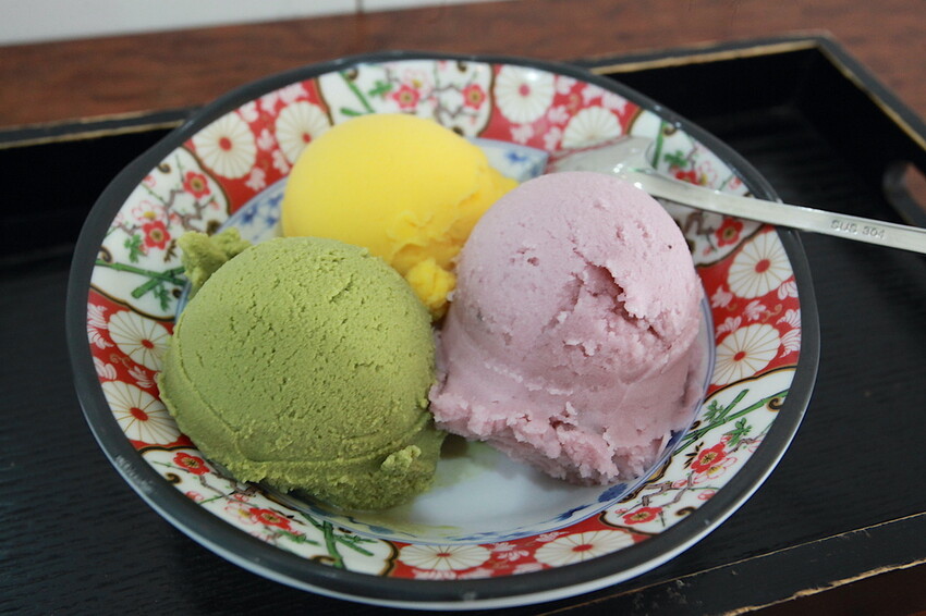 吃。台南美食｜中西區。「榕樹下璞味綿綿冰－河樂店」新店報報!!!!文青風用餐氛圍享用透心涼綿綿冰「榕樹下