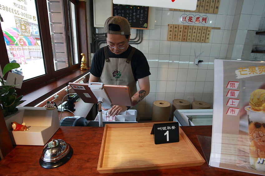 吃。台南美食｜中西區。「榕樹下璞味綿綿冰－河樂店」新店報報!!!!文青風用餐氛圍享用透心涼綿綿冰「榕樹下