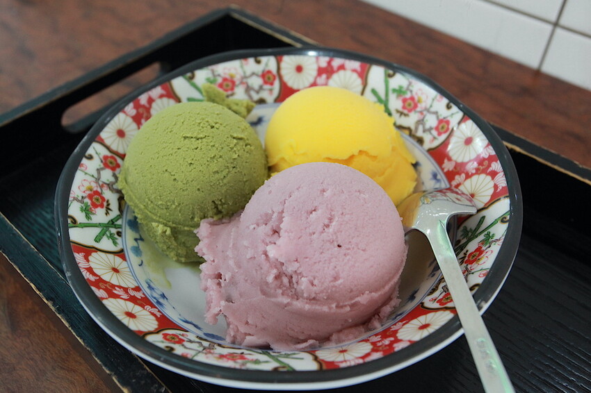 吃。台南美食｜中西區。「榕樹下璞味綿綿冰－河樂店」新店報報!!!!文青風用餐氛圍享用透心涼綿綿冰「榕樹下