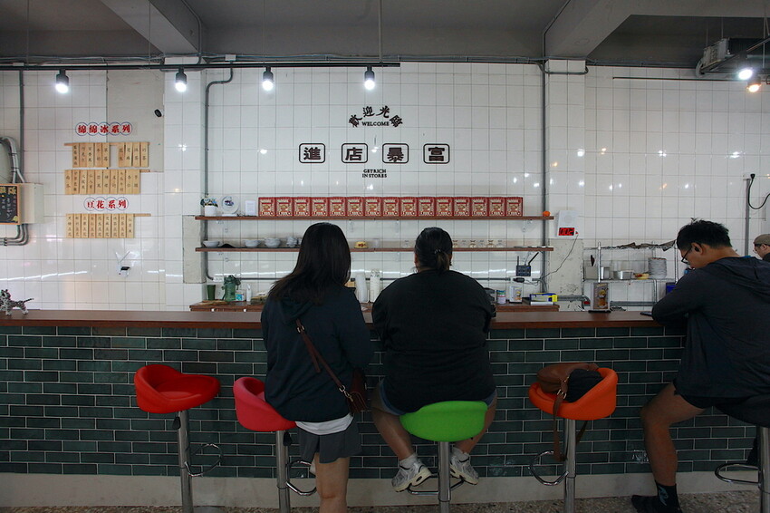 吃。台南美食｜中西區。「榕樹下璞味綿綿冰－河樂店」新店報報!!!!文青風用餐氛圍享用透心涼綿綿冰「榕樹下