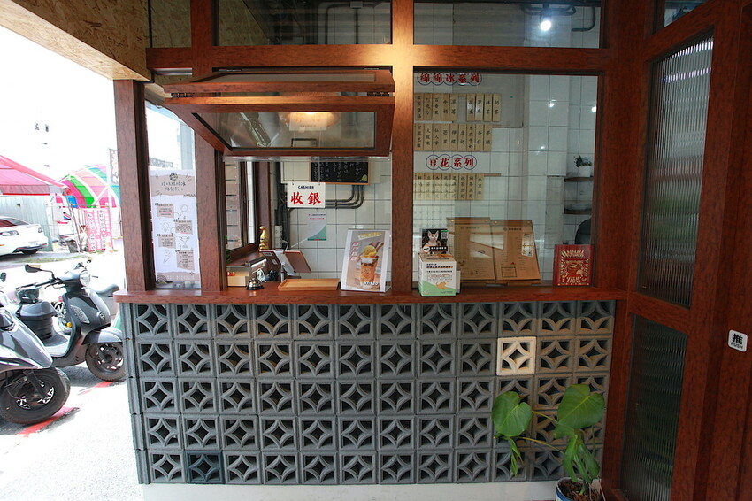 吃。台南美食｜中西區。「榕樹下璞味綿綿冰－河樂店」新店報報!!!!文青風用餐氛圍享用透心涼綿綿冰「榕樹下