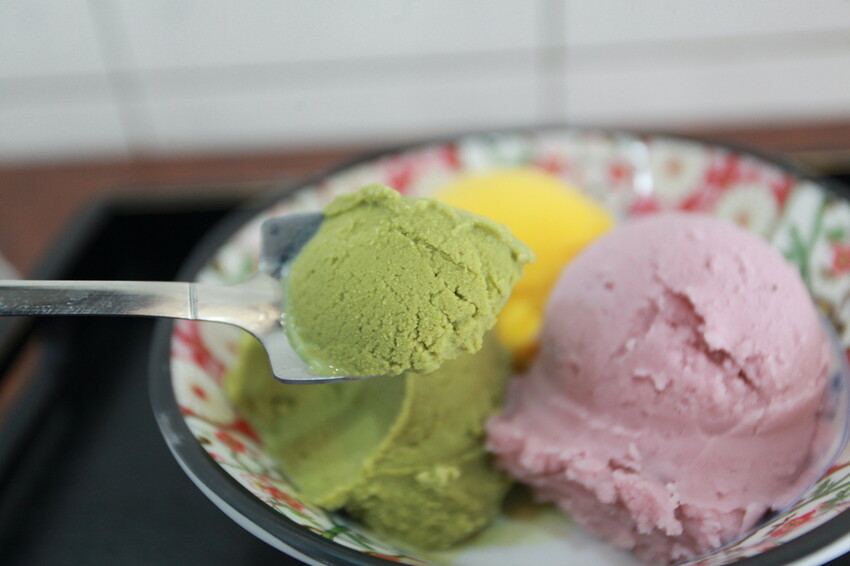 吃。台南美食｜中西區。「榕樹下璞味綿綿冰－河樂店」新店報報!!!!文青風用餐氛圍享用透心涼綿綿冰「榕樹下