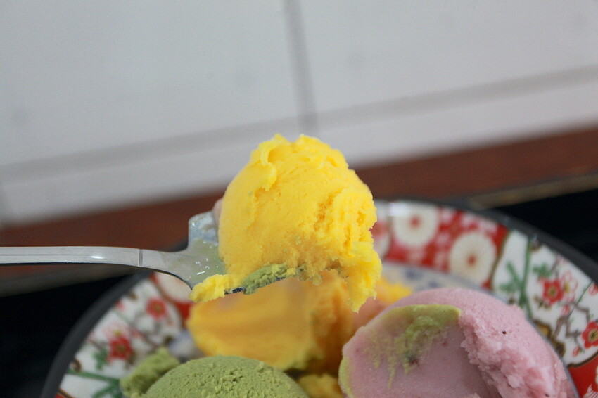 吃。台南美食｜中西區。「榕樹下璞味綿綿冰－河樂店」新店報報!!!!文青風用餐氛圍享用透心涼綿綿冰「榕樹下