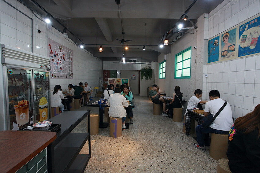 吃。台南美食｜中西區。「榕樹下璞味綿綿冰－河樂店」新店報報!!!!文青風用餐氛圍享用透心涼綿綿冰「榕樹下
