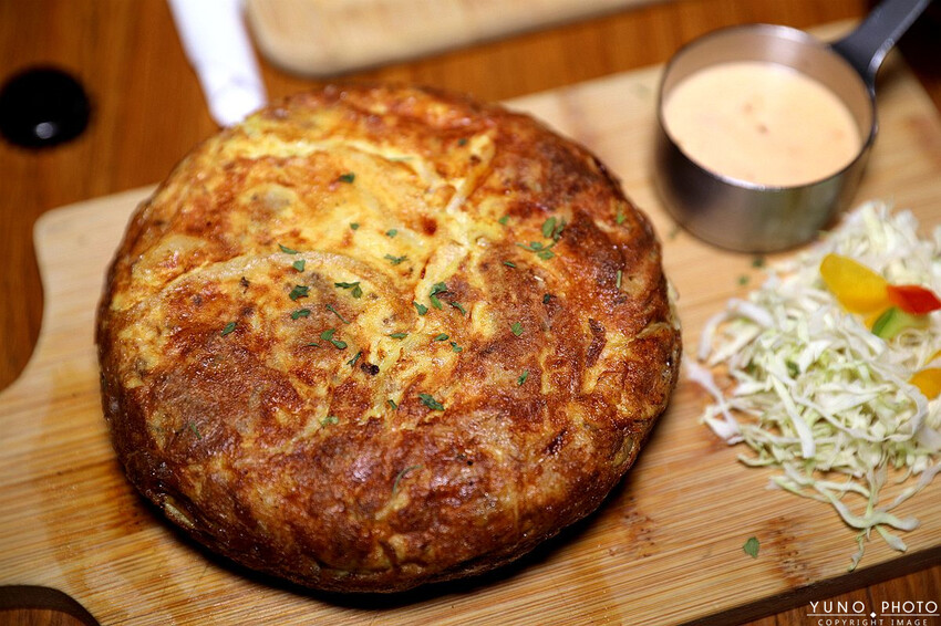 台中市西區全台唯一700款啤酒長廊！用各國精釀啤酒環遊世界 歐陸料理美食饗宴｜ABV地中海餐酒館台中概念店(台中西區餐