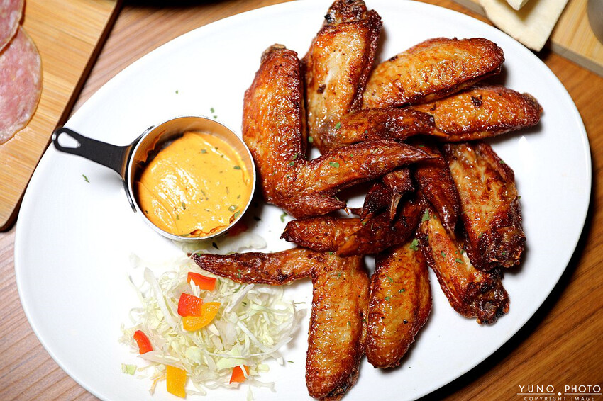 台中市西區全台唯一700款啤酒長廊！用各國精釀啤酒環遊世界 歐陸料理美食饗宴｜ABV地中海餐酒館台中概念店(台中西區餐