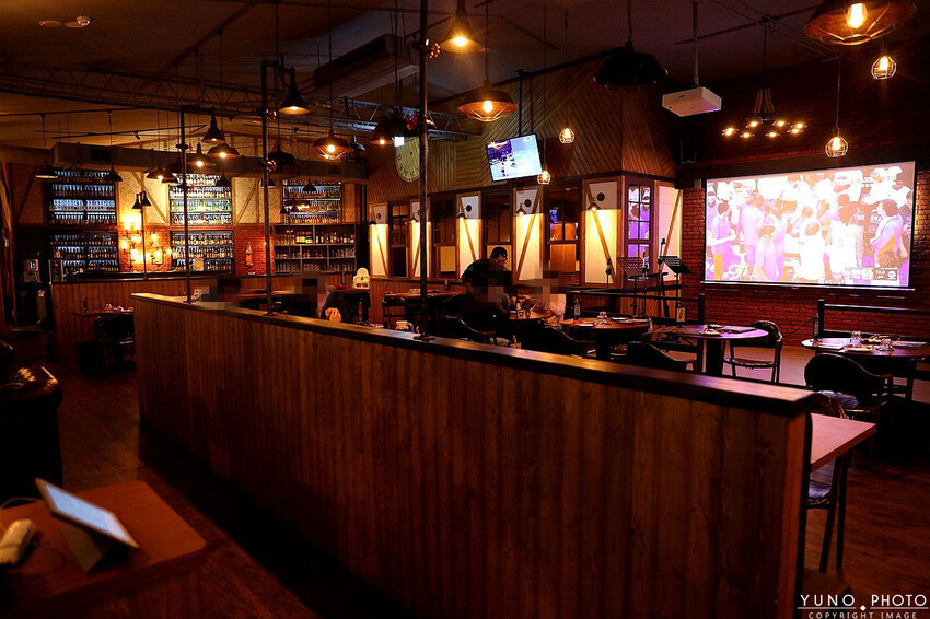 台中市西區全台唯一700款啤酒長廊！用各國精釀啤酒環遊世界 歐陸料理美食饗宴｜ABV地中海餐酒館台中概念店(台中西區餐