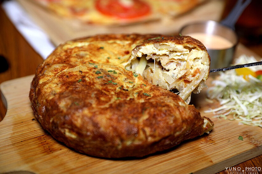 台中市西區全台唯一700款啤酒長廊！用各國精釀啤酒環遊世界 歐陸料理美食饗宴｜ABV地中海餐酒館台中概念店(台中西區餐