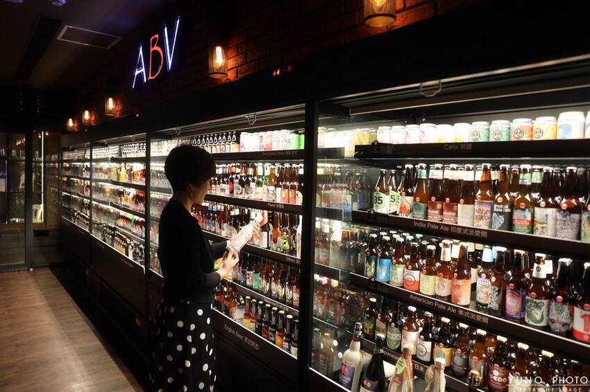 台中市西區全台唯一700款啤酒長廊！用各國精釀啤酒環遊世界 歐陸料理美食饗宴｜ABV地中海餐酒館台中概念店(台中西區餐