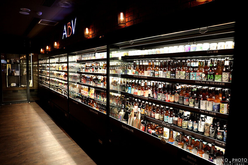 台中市西區全台唯一700款啤酒長廊！用各國精釀啤酒環遊世界 歐陸料理美食饗宴｜ABV地中海餐酒館台中概念店(台中西區餐