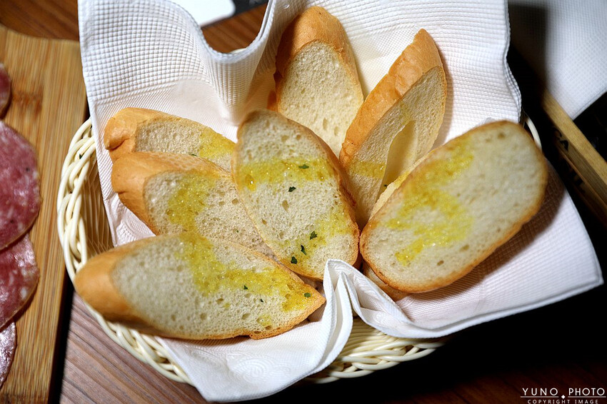 台中市西區全台唯一700款啤酒長廊！用各國精釀啤酒環遊世界 歐陸料理美食饗宴｜ABV地中海餐酒館台中概念店(台中西區餐