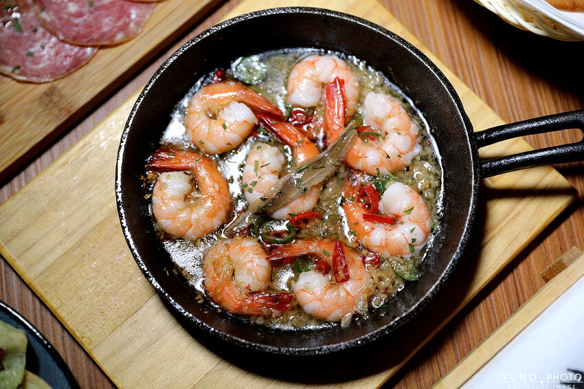 台中市西區全台唯一700款啤酒長廊！用各國精釀啤酒環遊世界 歐陸料理美食饗宴｜ABV地中海餐酒館台中概念店(台中西區餐