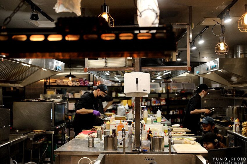 台中市西區全台唯一700款啤酒長廊！用各國精釀啤酒環遊世界 歐陸料理美食饗宴｜ABV地中海餐酒館台中概念店(台中西區餐