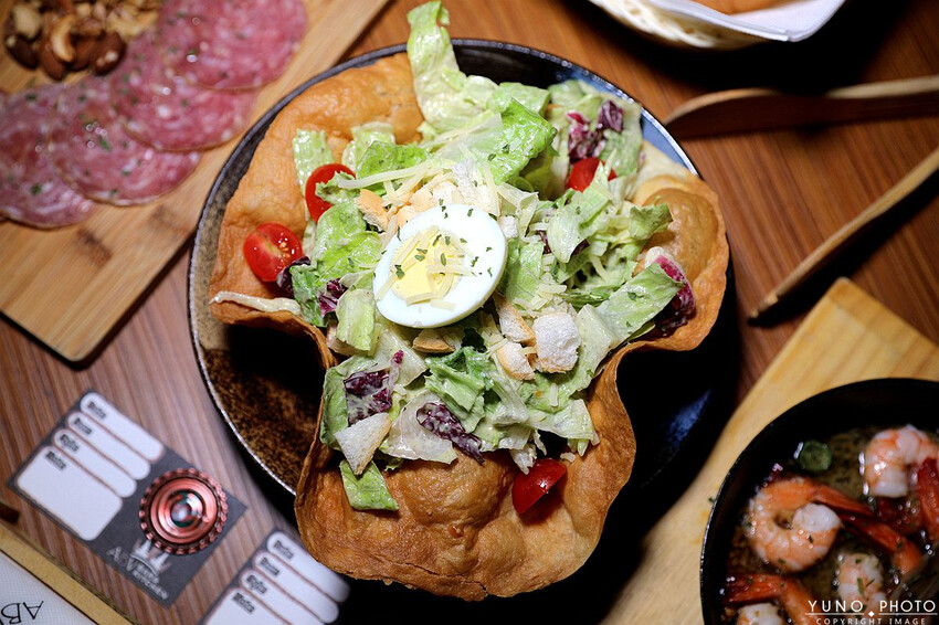 台中市西區全台唯一700款啤酒長廊！用各國精釀啤酒環遊世界 歐陸料理美食饗宴｜ABV地中海餐酒館台中概念店(台中西區餐